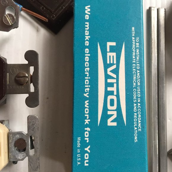 Mixed Lot of Duplex Receptacles & Others (New & Old) - Picture 5 of 9